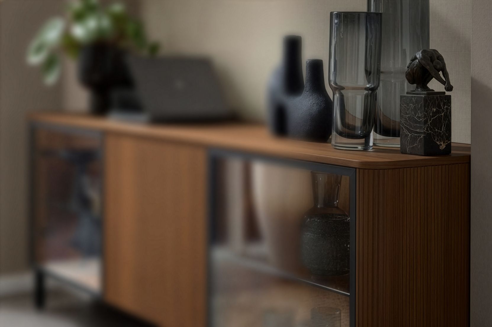 Holzsideboard mit Glasfronten, darauf zwei Vasen, ein Glas und eine kleine Skulptur auf einem Marmorsockel