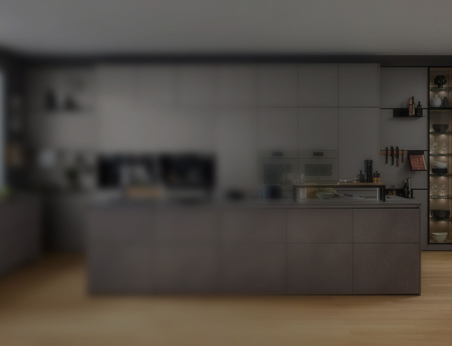 Moderne Küche mit grauen Fronten, integriertem Backofen, Kochfeld und offenem Regal mit Küchenutensilien auf hellem Holzboden